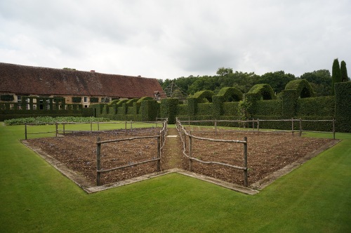The beds of the Parterre are cross-shaped.