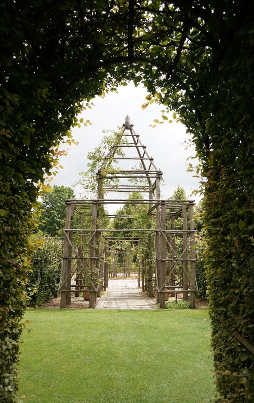 Through another arched opening, a church is constructed out of the same branches and signifies the entrance to the rose garden, which is a tribute to the Virgin Mary.